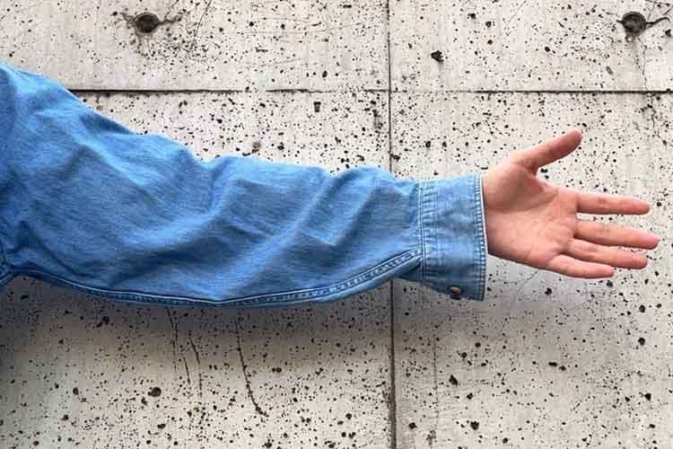 シャツの袖まくりの悩みを解決する ロールアップの種類やダサくない 落ちてこない方法とは 服地パイセン