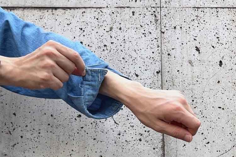 シャツの袖を内側に折り返す
