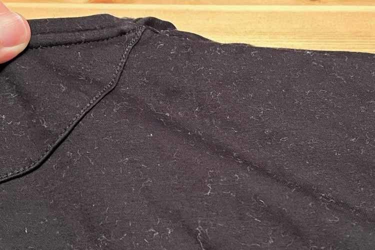 【教訓】黒い服はほこりに注意。白い汚れの対処法は? 服地パイセン 【教訓】黒い服はほこりに注意。白い汚れの対処法は? 服地パイセン