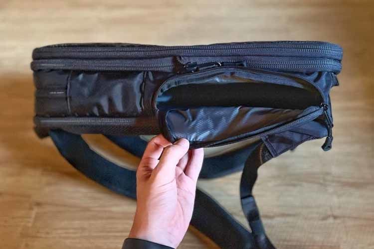 HOLICCのバッグのメイン収納の開き方