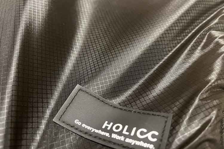 HOLICCのバッグの生地はしなやかなシルナイロン