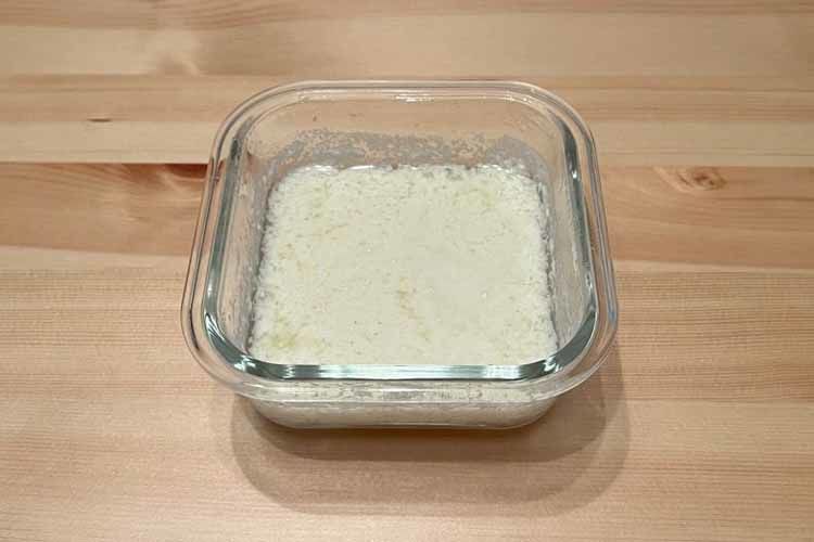 沸騰した牛乳に酢を混ぜてカゼインプラスチックをつくる