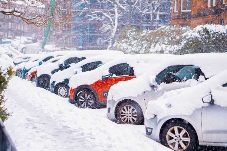 大寒波で街に雪が積もっている