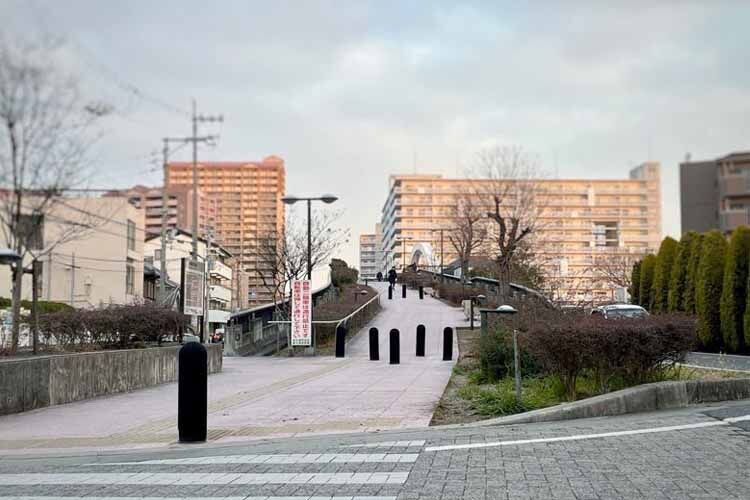 緩やかな登り坂が続く歩道橋