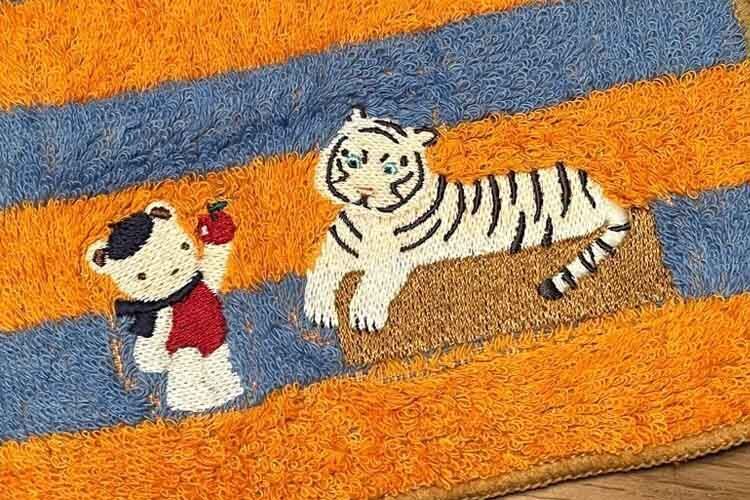 ニフレルとファミリアのタオルハンカチ