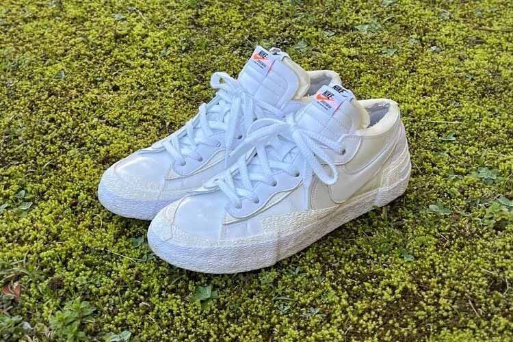 白いスニーカーのNIKEサカイブレーザーLOW