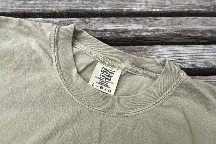 コンフォートカラーズのTシャツのネック周りのデザイン
