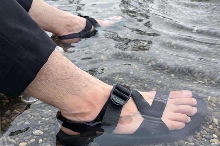 サンダルを履いて水遊びをしているところ