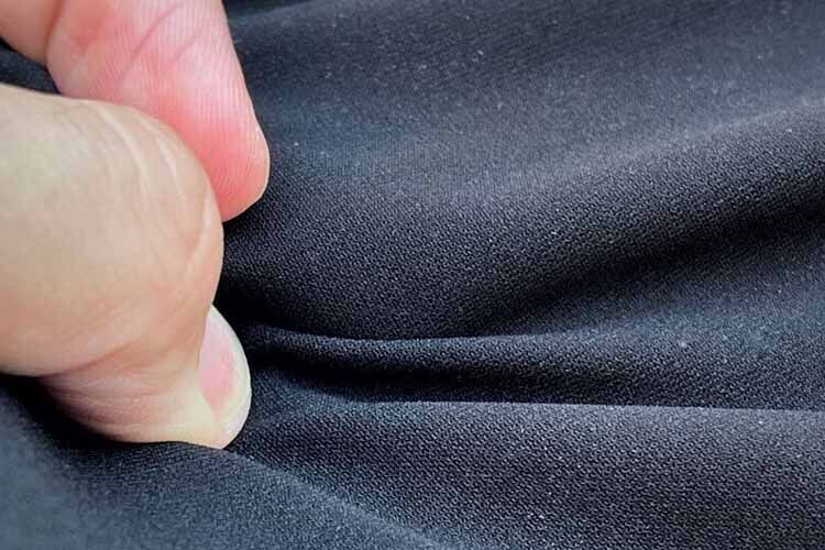 長時間座ってもシワにならない生地を使用している