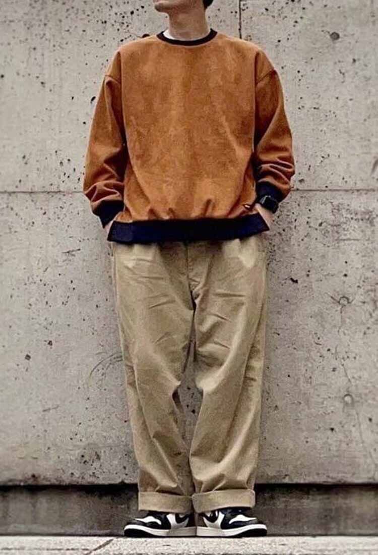 太いパンツで子供っぽい服装