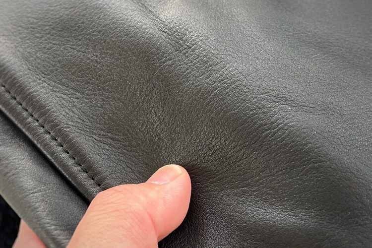 クライミーのレザーアワードジャケットは上質なキップレザーを使用している