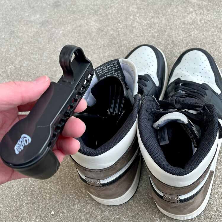 キックスラップのシューキーパーをスニーカージョーダン1に入れる