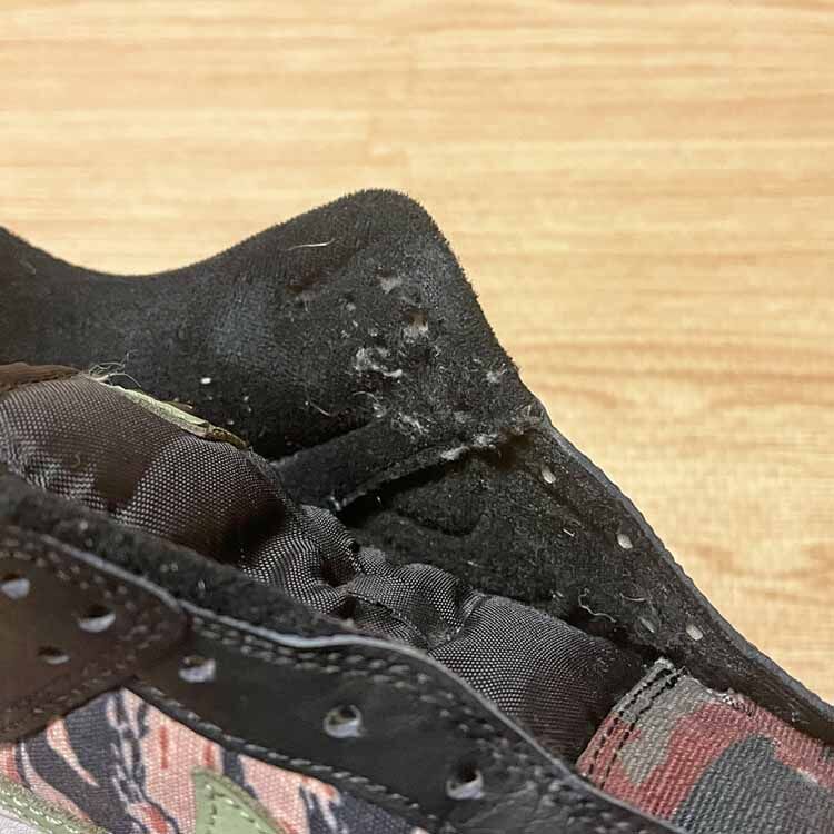 NIKEのスニーカー「ダンク」に埃や髪の毛が溜まっている