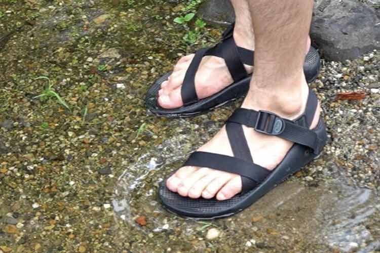 川に浸かりながらチャコのダンダルを履いている
