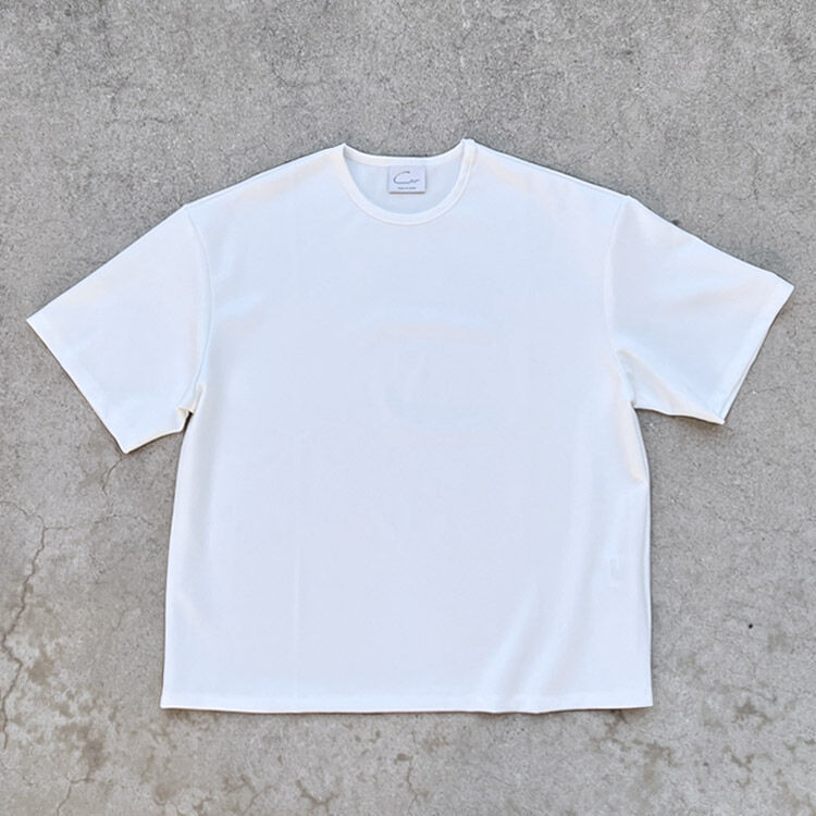 CovのオーバーサイズボックスTシャツの置き撮り