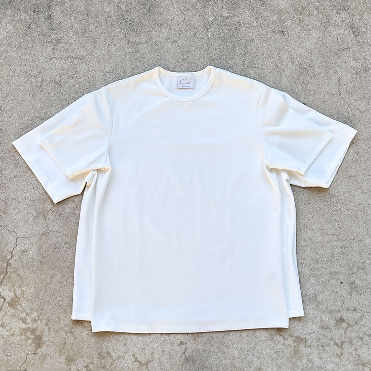 CovのオーバーサイズボックスTシャツとスタンダードTシャツを重ねて比較しました
