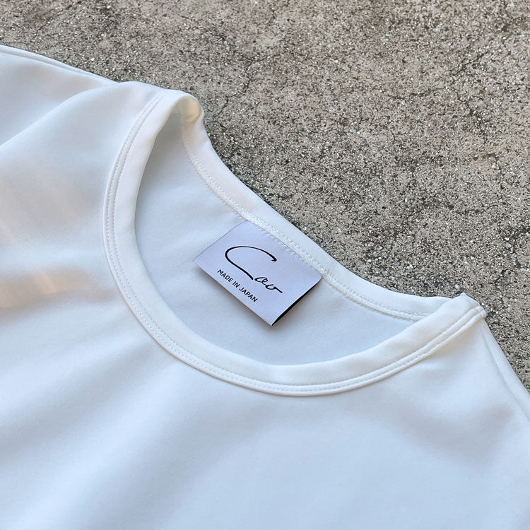 CovのオーバーサイズボックスTシャツの首元のデザイン