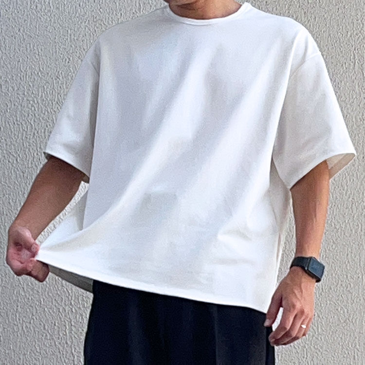 CovのオーバーサイズボックスTシャツの裾を持っている