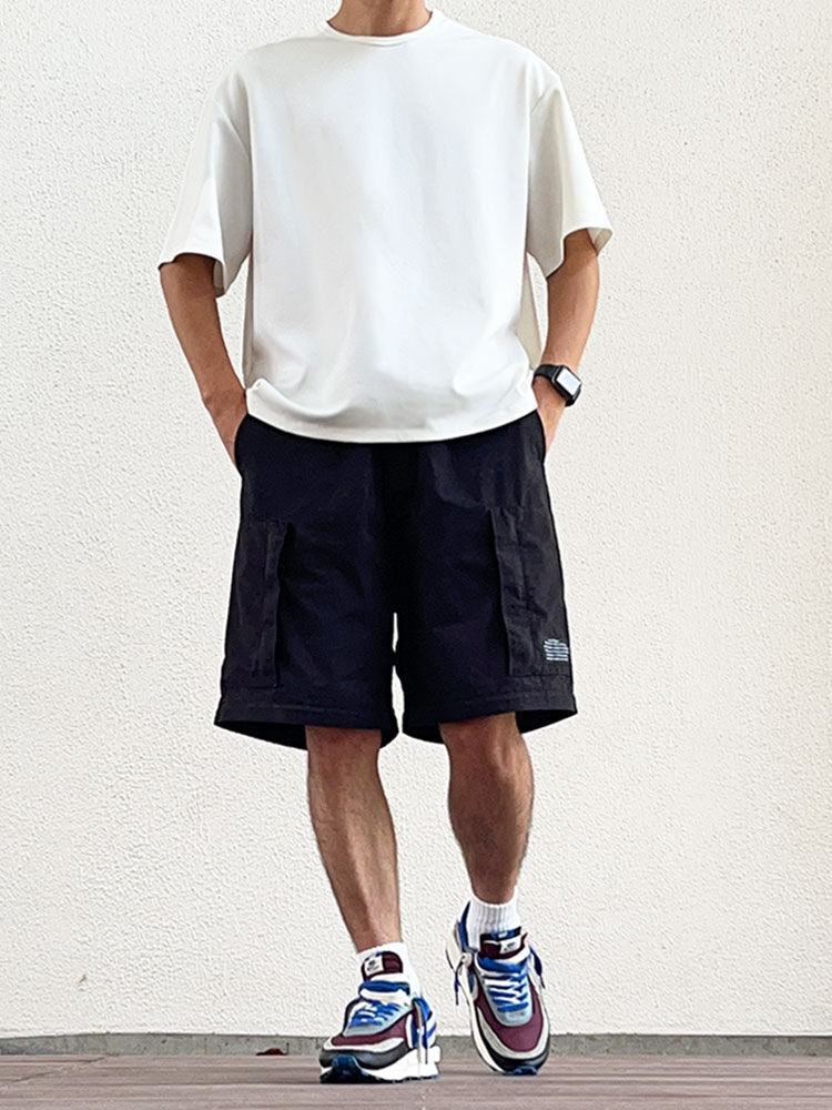 綺麗なCOVのオーバーサイズTシャツとショートパンツのコーディネート