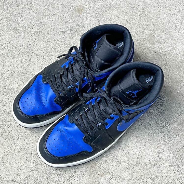 ミッドカットスニーカーにKickswrapのシューキーパーを装着した