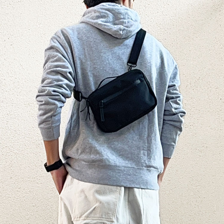 ガストンルーガボゥクスバッグのストラップを短くして持つ
