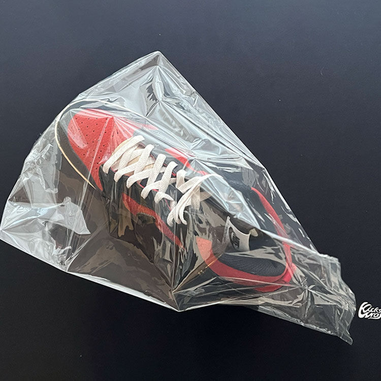スニーカーをシュリンクパックに入れた