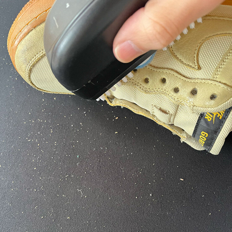 イージーシュークリーナーでブラッシングしてスニーカーのほこりを落とす