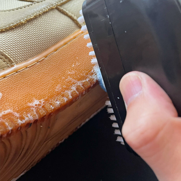 スポンジを押し付けてクリーナーを出す