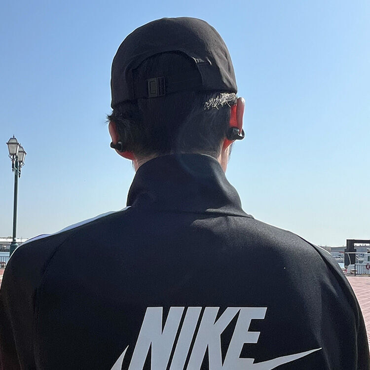 ShokzのOpenDotsONEのスポーツウエアでのコーディネート