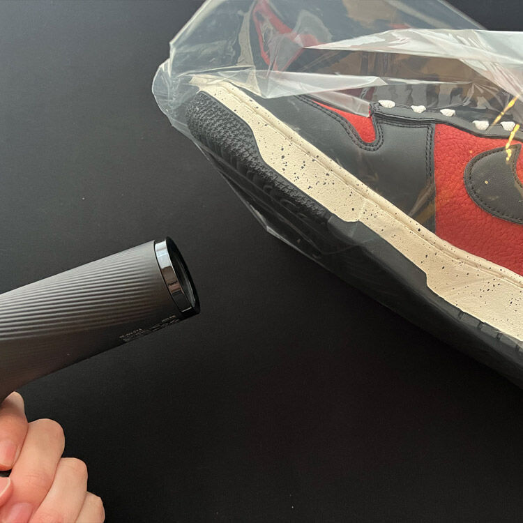 スニーカーラッピングフィルムを使用した際にクイックドライマットを使用