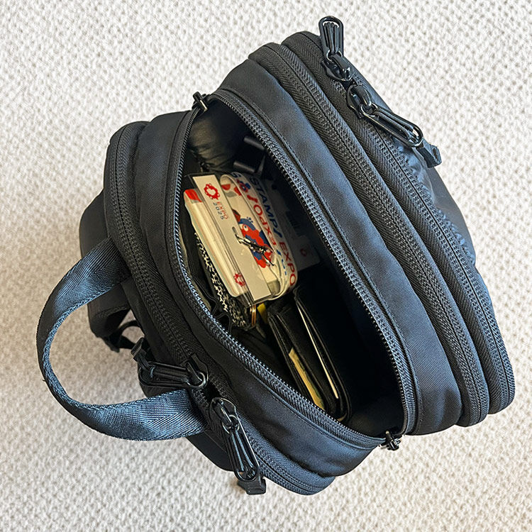 Oneの上部オーガナイザースペースにはその他の持ち物を収納する