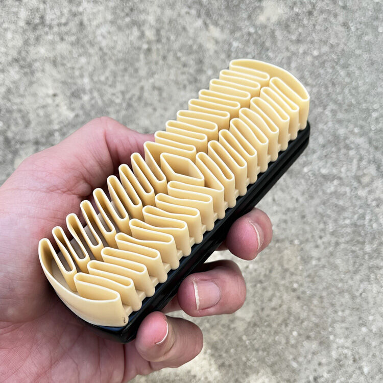 キックスラップのスウェードブラシを手で持っている