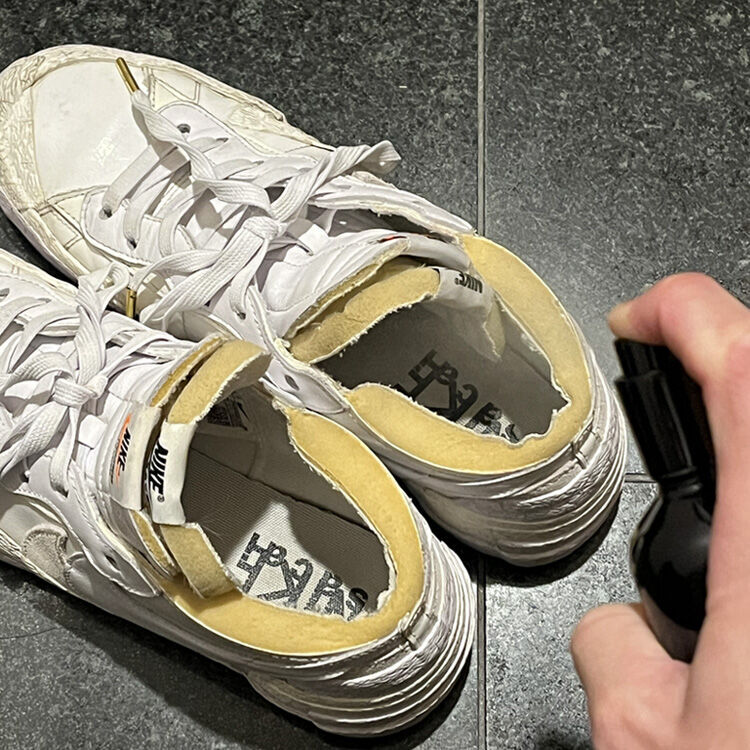 白いパテント素材のスニーカーにスプレーする