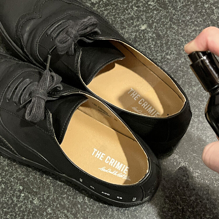 レザースニーカーに消臭スプレー