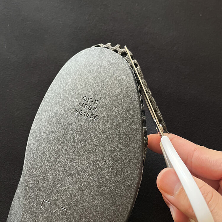 エアインソールをカットしてサイズ調整する
