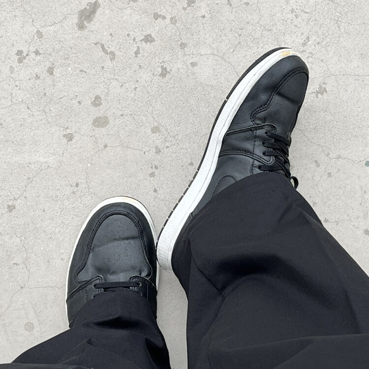 AJ1ブラックのモノトーンコーデの足元