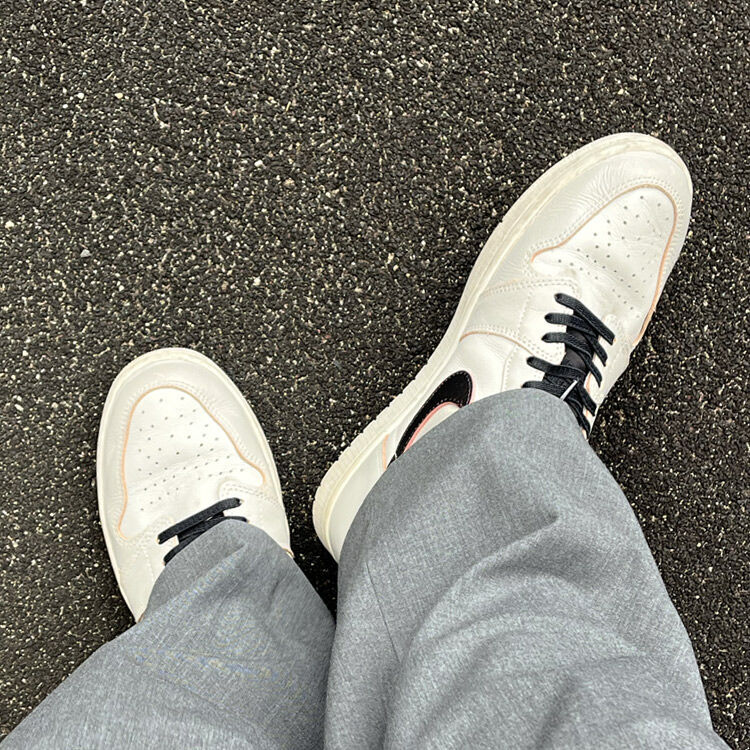 AJ1のグレーのキレイ目コーディネートの足元
