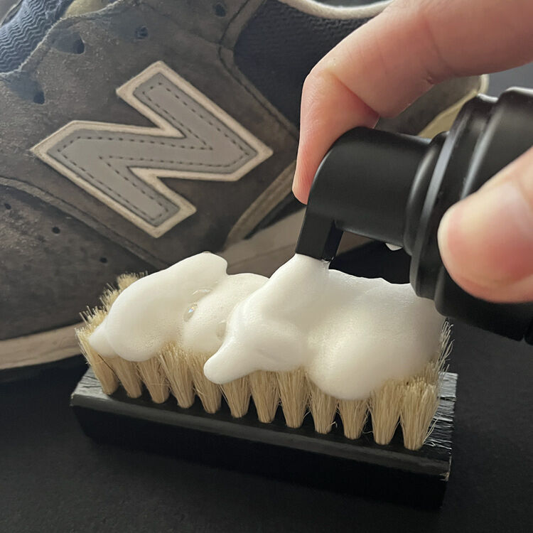 ニューバランス996を洗うためにブラシにフォームをつける