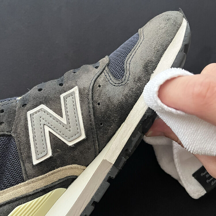 996のソールをタオルで拭く