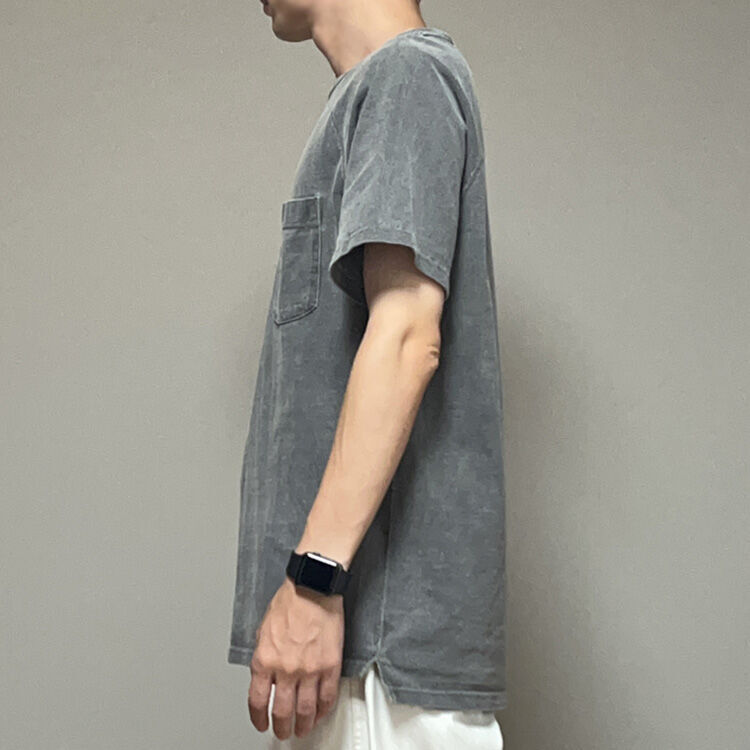 GOODONのTシャツを横から見た着用画像