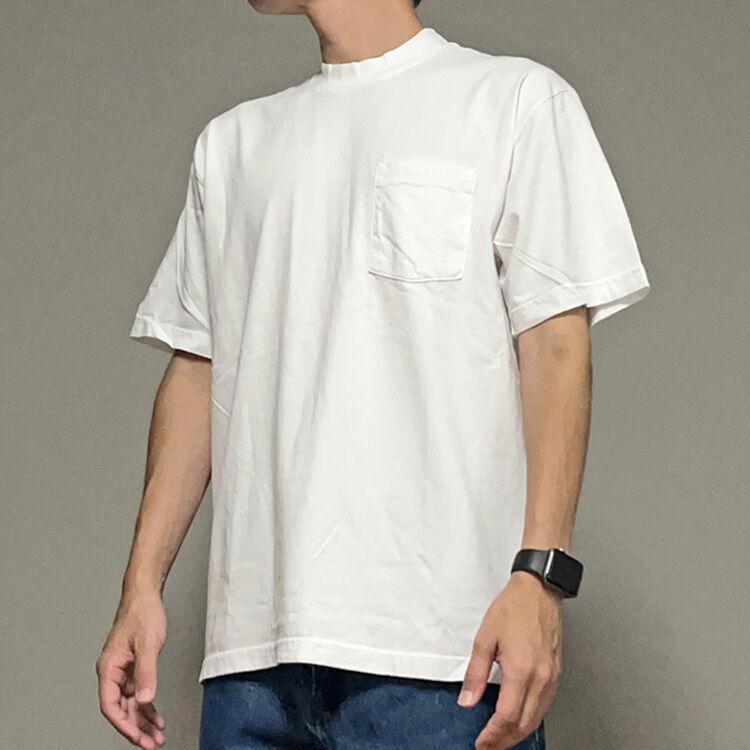 ロサンゼルスアパレルのTシャツを一枚で着ている様子