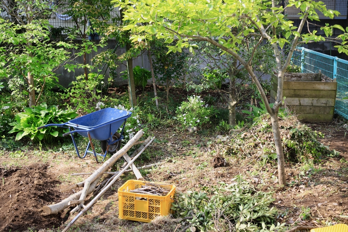 おこもり中 お庭のお手入れ お花の植え込み作業 ところざわで自然のある暮らし