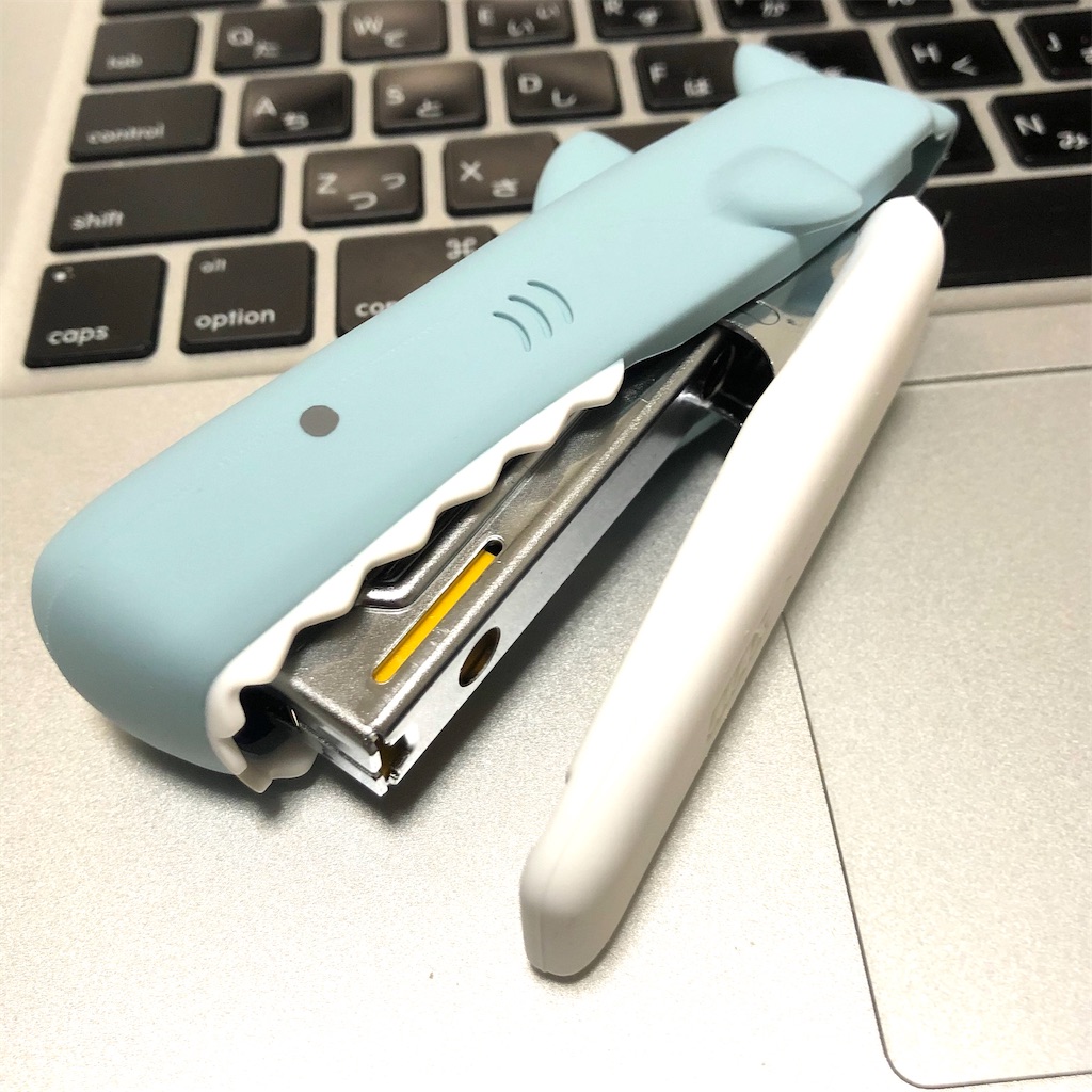 可愛すぎる文房具!『みずべのいきものホッチキス:サメ』使いやすさは ...