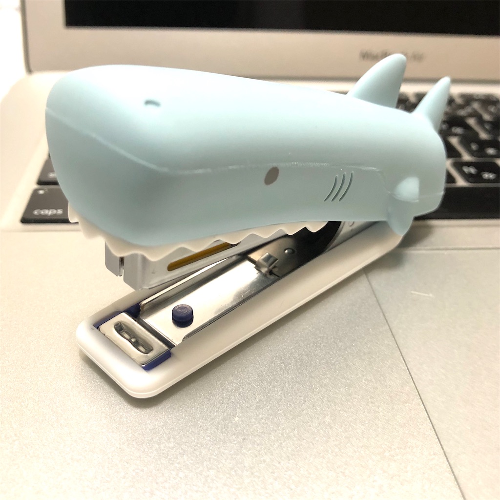 可愛すぎる文房具!『みずべのいきものホッチキス:サメ』使いやすさは ...