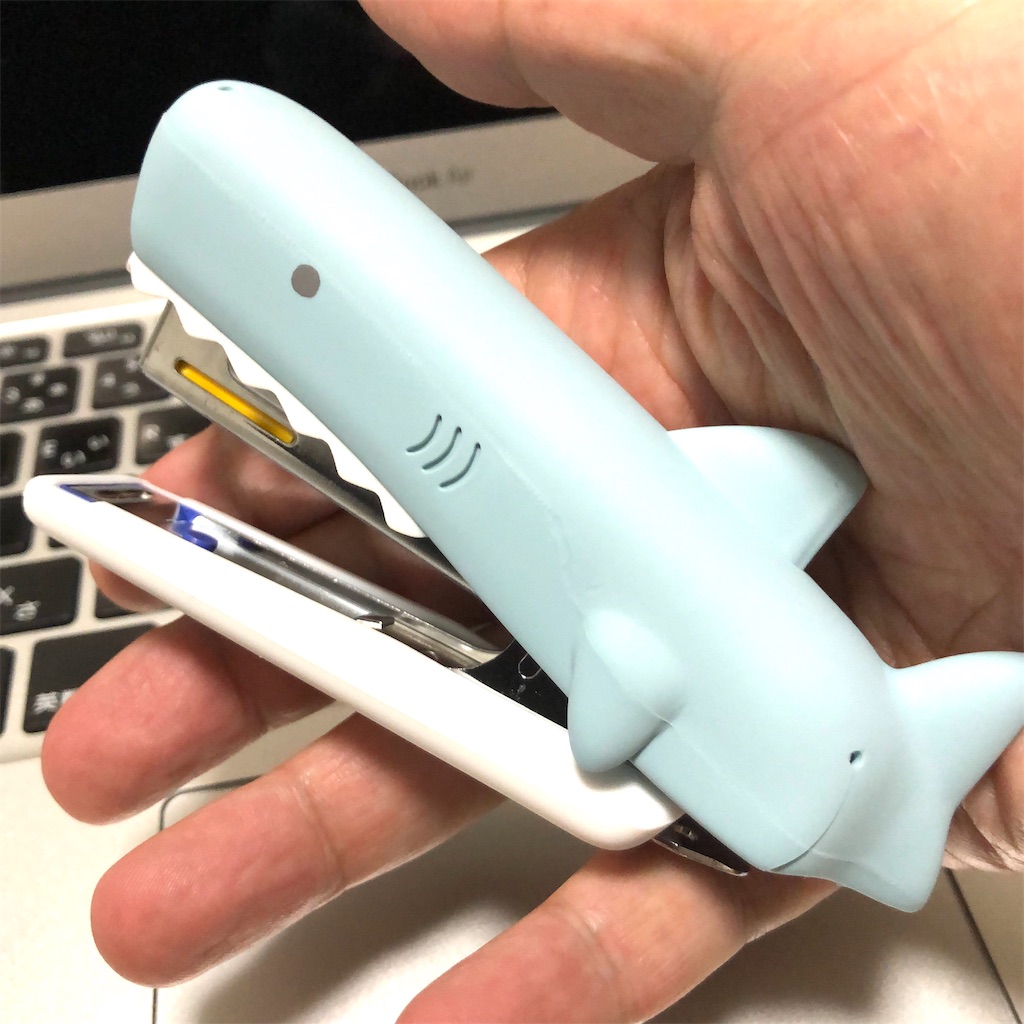 可愛すぎる文房具!『みずべのいきものホッチキス:サメ』使いやすさは ...