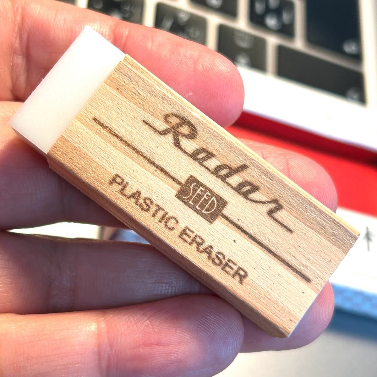 神宮御山杉レーダー」この消しゴムのスリーブに使われた木がすごいの