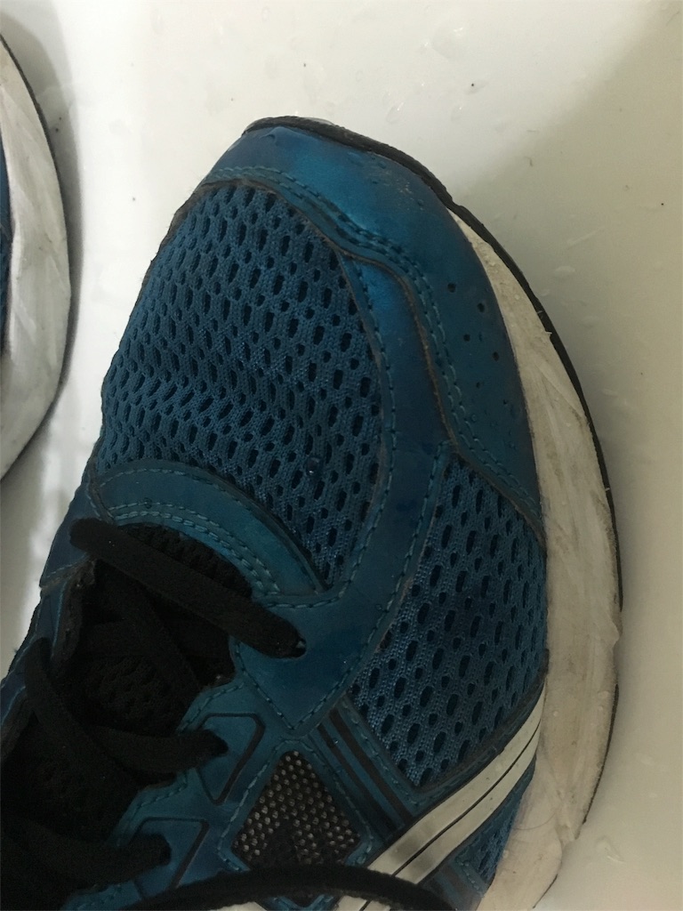 スニーカーを洗う時には激落ちくんを使うと簡単に綺麗になる ビリログｂｔｏａ