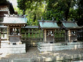 竈山神社　左より合祀社、結社、子安社