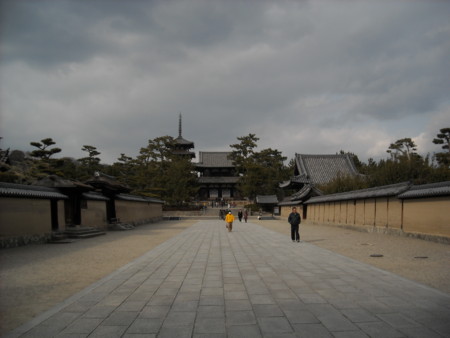 法隆寺　中門への道すがら