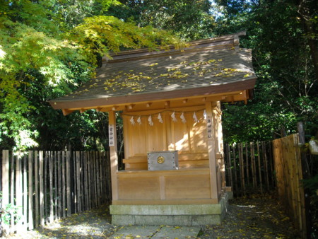 多賀大社　左：竈神神社　右：年神神社